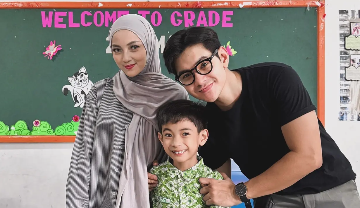 Ini adalah potret Nessa Salvyana pakai hijab ketika datang ke sekolah anaknya pertamanya, Altan. Altan genap berusia 8 tahun. Tampil simpel dengan kemeja stripes, celana legging dan pashmina kaus warna abu senada, penampilan Nessa Salvyana tetap stylish. Meski sehari-hari tampil terbuka, namun tak dipungkiri jika padu padan busana Nessa ketika pakai hijab tetap modis. (Liputan6.com/IG/nessasalvyana88)