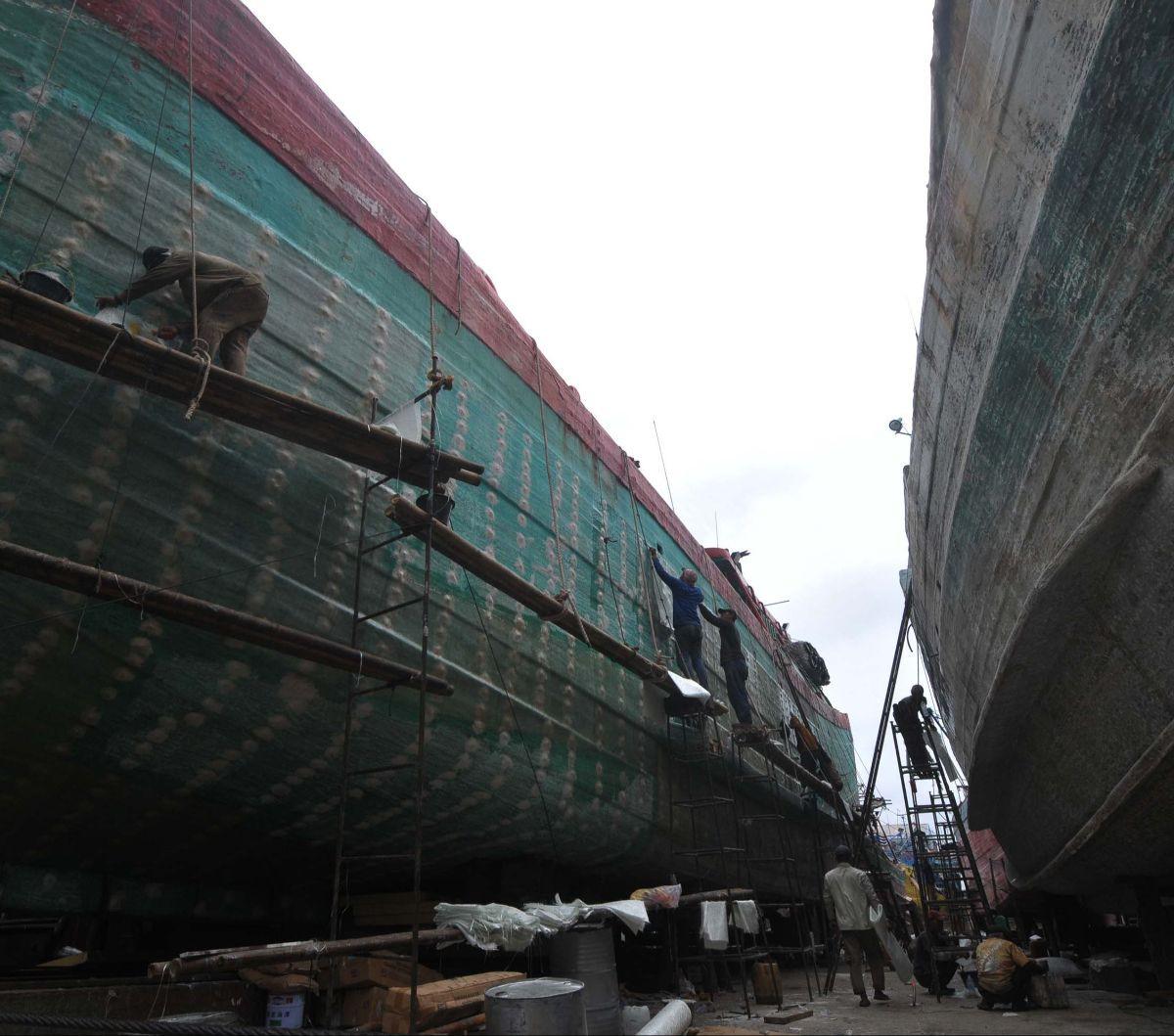 Pekerja menyelesaikan perbaikan kapal nelayan di galangan kapal Muara Angke, Jakarta, Kamis (23/5/2024).&nbsp;Galangan kapal Muara Angke menjadi salah satu ujung tombak industri kemaritiman di Jakarta. Pasalnya, di tempat inilah kapal-kapal nelayan yang m