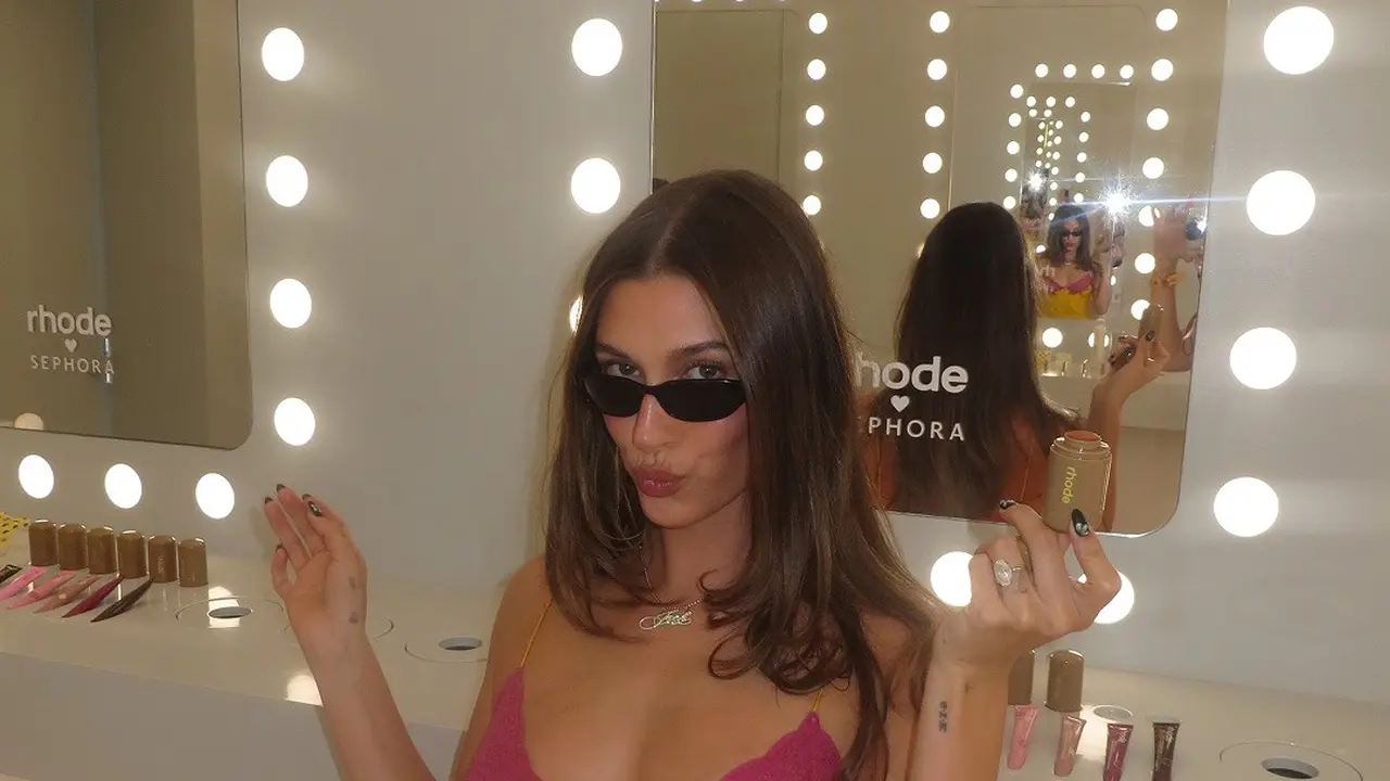 Tampilan Memikat Hailey Bieber di Coachella 2026, Pakai Gaun Vintage Dior dari 1998