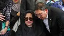 Rachmawati Soekarnoputri dihampiri Wakil Ketua DPR Fadli Zon  saat pemakaman sang suami Benny Soemarno di TPU Karet Bivak, Jakarta, Senin (2/4). Benny Soemarno meninggal karena sakit. (Liputan6.com/Faizal Fanani)