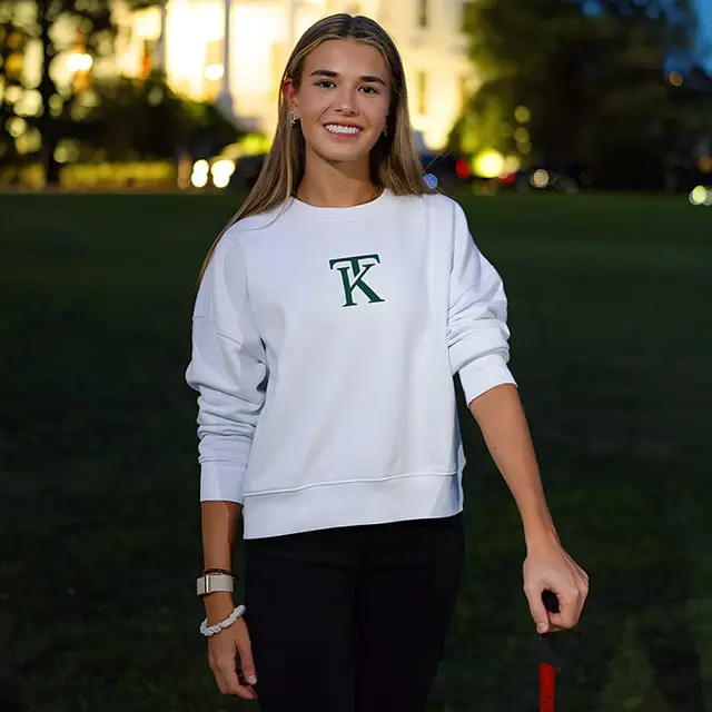 Cucu Trump yang Berusia 18 Tahun Jadi Sorotan karena Pemotretan di Depan White House