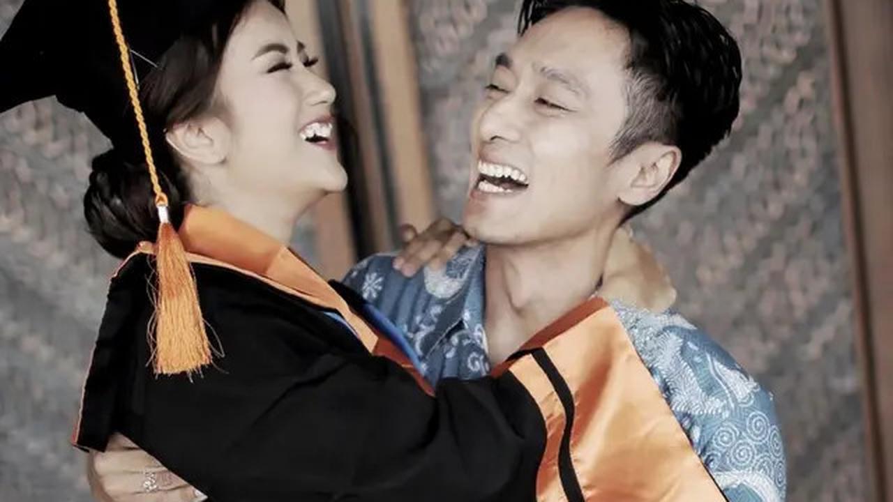 Walaupun sudah 4 tahun menikah dan memiliki anak, pasangan dengan selisih usia 12 tahun ini masih menunjukkan kedekatan yang romantis layaknya pasangan remaja.