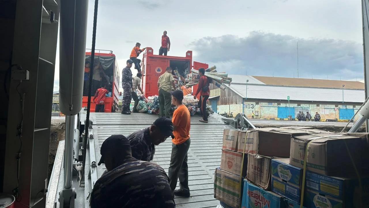 FOTO: KRI Semarang Angkut Bantuan untuk Korban Bencana di Sumatera