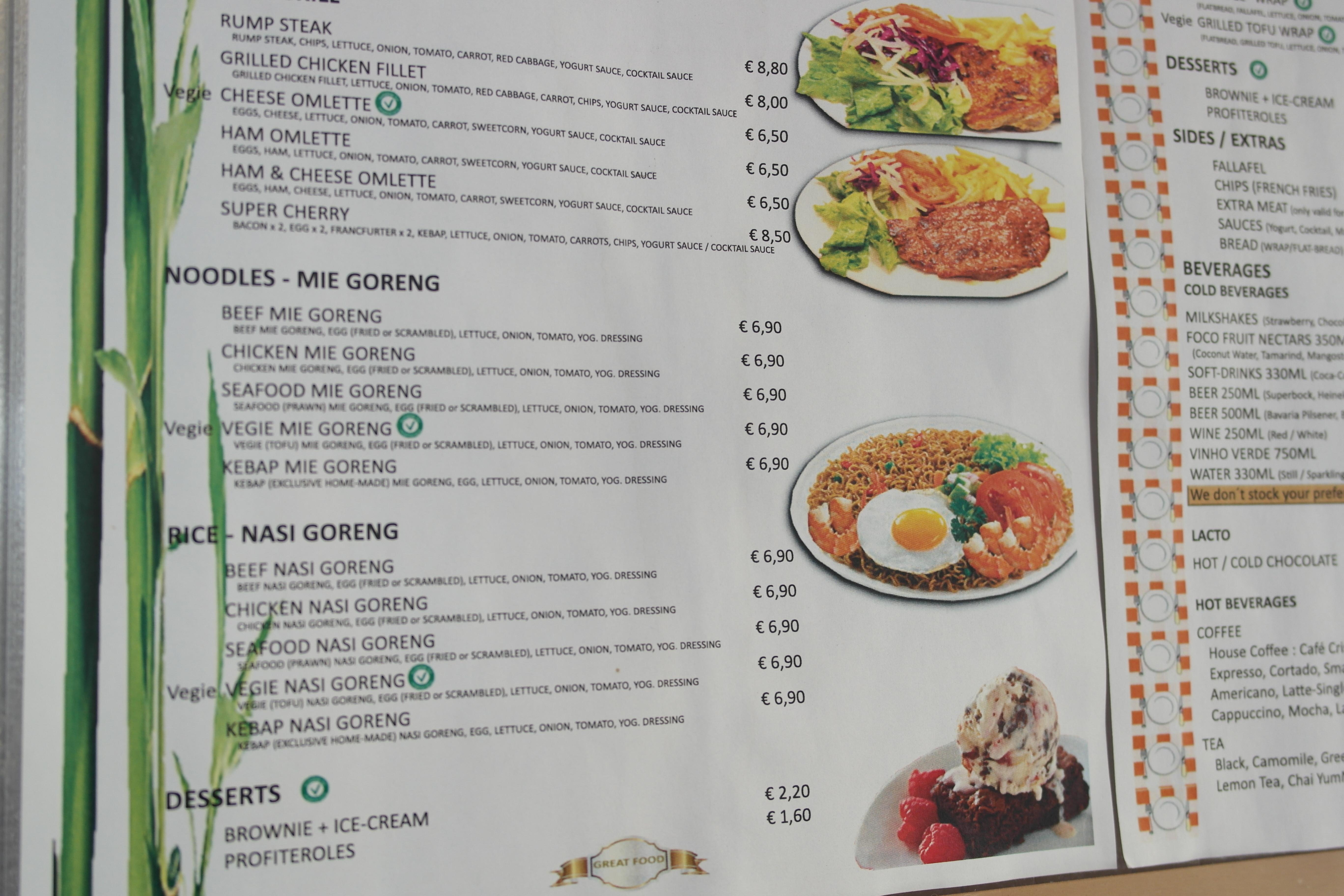 Menu Utama di Restoran Yummie terdapat Nasi Goreng dan Mie Goreng. (Bola.com/Reza Khomaini)