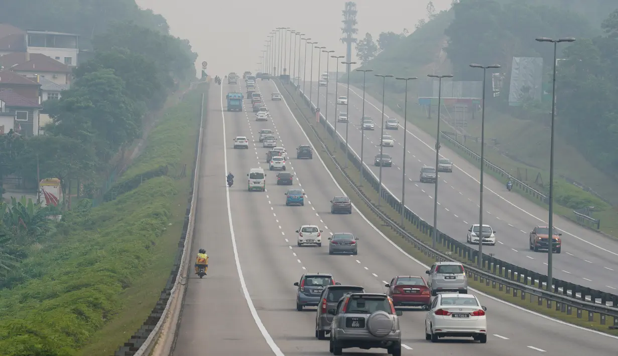 Kondisi jalan raya yang berselimut kabut asap di pinggiran Kuala Lumpur, Malaysia, Rabu (18/9/2019). Menurut BMKG, kabut asap akibat kebakaran hutan di Indonesia menyebar ke Malaysia dan Singapura karena terbawa angin. (AP Photo/Vincent Thian)
