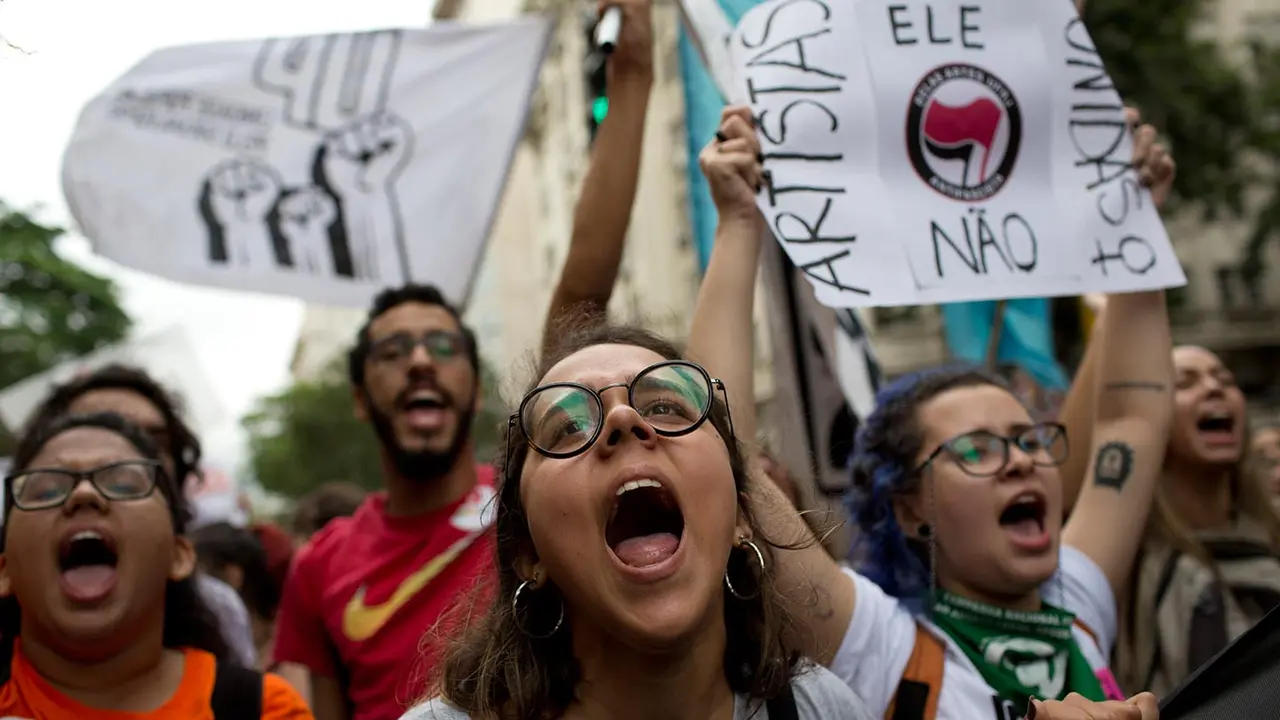 Aksi protes siswa meluas di Brasil menentang kebijakan pemotongan anggaran pendidikan oleh Jair Bolsonaro (AP/Silvia Izquierdo)