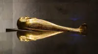 Sebuah sarkofagus emas dipamerkan di Museum Nasional Peradaban Mesir (NMEC), Distrik Fustat, Kairo Lama, Mesir, 4 April 2021. Museum Nasional Peradaban Mesir kembali dibuka sehari setelah upacara Parade Emas Firaun. (Mahmoud KHALED/AFP)