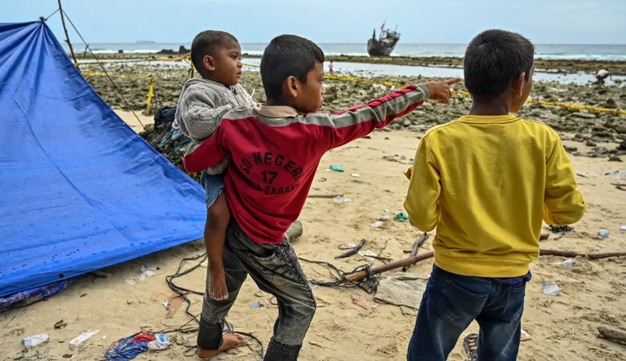 Sejauh ini, hampir 2.000-an pengungsi Rohingya yang datang sejak 14 November lalu, ditampung di tiga lokasi di Provinsi Aceh. (CHAIDEER MAHYUDDIN/AFP)