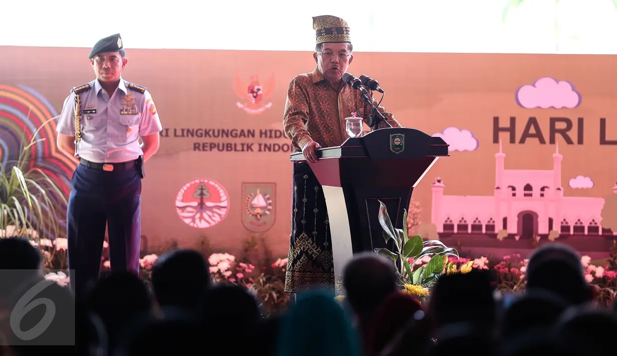 Wapres Jusuf Kalla (JK) memberikan sambutan pada puncak peringatan Hari Lingkungan Hidup Sedunia Tingkat Nasional tahun 2016 di Kabupaten Siak, Riau, Jumat (22/7). "Go Wild for Life" menjadi tema acara ini. (Liputan6.com/Faizal Fanani)
