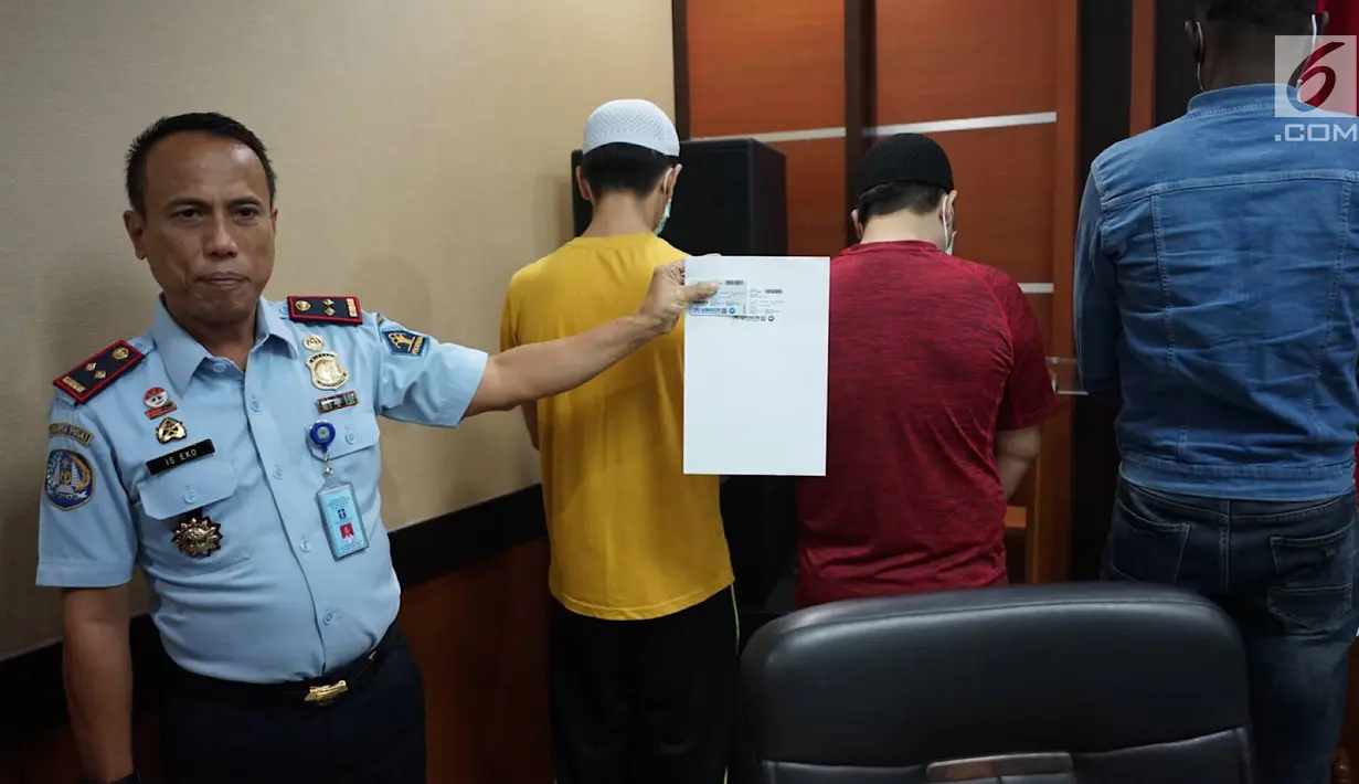 Kepala Kantor Imigrasi Jakarta Pusat Is Edy Eko Putranto memperlihatkan kartu pengungsi UNHCR milik dua dari tiga warga negara asing (WNA) yang terjaring razia Satpol PP dalam konferensi pers di Kantor Imigrasi Kelas I Non TPI Jakarta Pusat, Kamis (8/8/2019). (Liputan6.com/Immanuel Antonius)