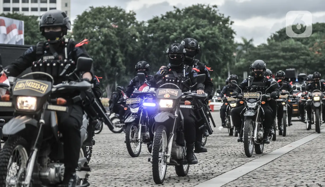 Personel polisi menaiki motor saat mengikuti apel Operasi Lilin Jaya 2020 di Lapangan Silang Monas, Jakarta, Senin (21/12/2020). Operasi Lilin Jaya 2020 berlangsung mulai 21 Desember 2020 hingga 4 Januari 2021. (merdeka.com/Iqbal S. Nugroho)