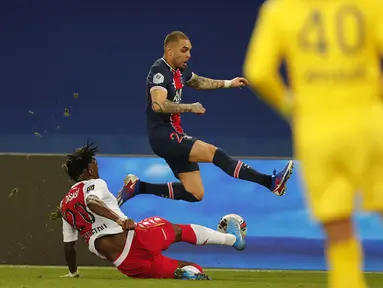 Bek AS Monaco, Axel Disasi berebut bola dengan bek Paris Saint-Germain (PSG), Layvin Kurzawa pada laga pekan ke-26 Liga Prancis di Parc des Princes, Senin (22/2/2021) dini hari WIB. PSG menelan kekalahan di kandangnya sendiri dengan skor 0-2 atas Monaco. (AP Photo/Francois Mori)