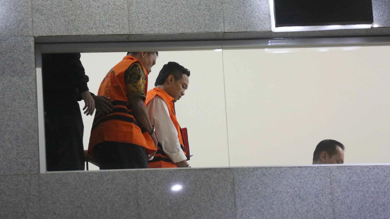 FOTO: Bupati dan Sekda Cilacap Ditahan KPK Usai Operasi Tangkap Tangan