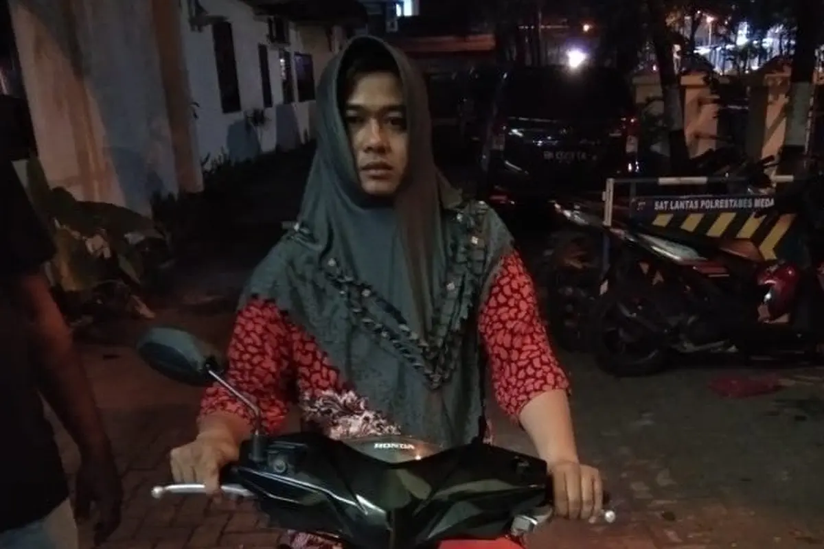 Polisi Menyamar Jadi Emak-Emak