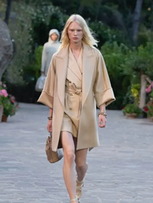 Koleksi yang dihadirkan menampilkan siluet abad pertengahan yang dikreasikan dengan paduan sentuhan sportswear untuk menambah elegansi tersendiri. Menampilkan warna-warna khas, membuat koleksi ini akan semakin menambah semangat di situasi yang tak menentu seperti saat ini.