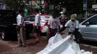 Relawan Prabowo dan Jokowi tertibkan atribut kampanye di Bogor, Jawa Barat (liputan6.com)