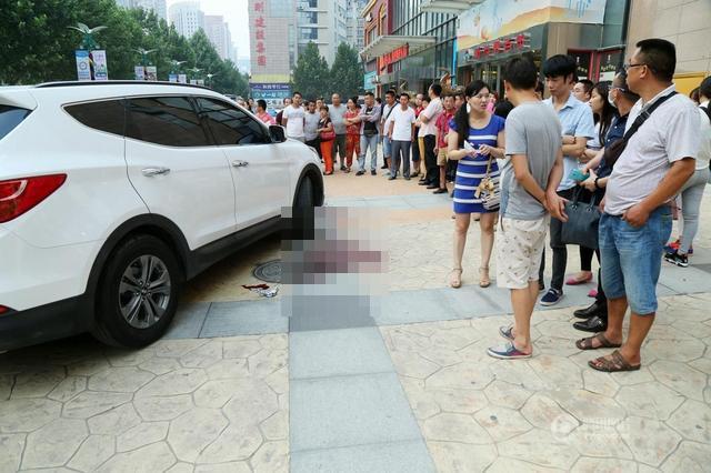 Mobil putih yang menabrak balita dua tahun hingga meninggal dunia | Photo: Copyright shanghaiist.com