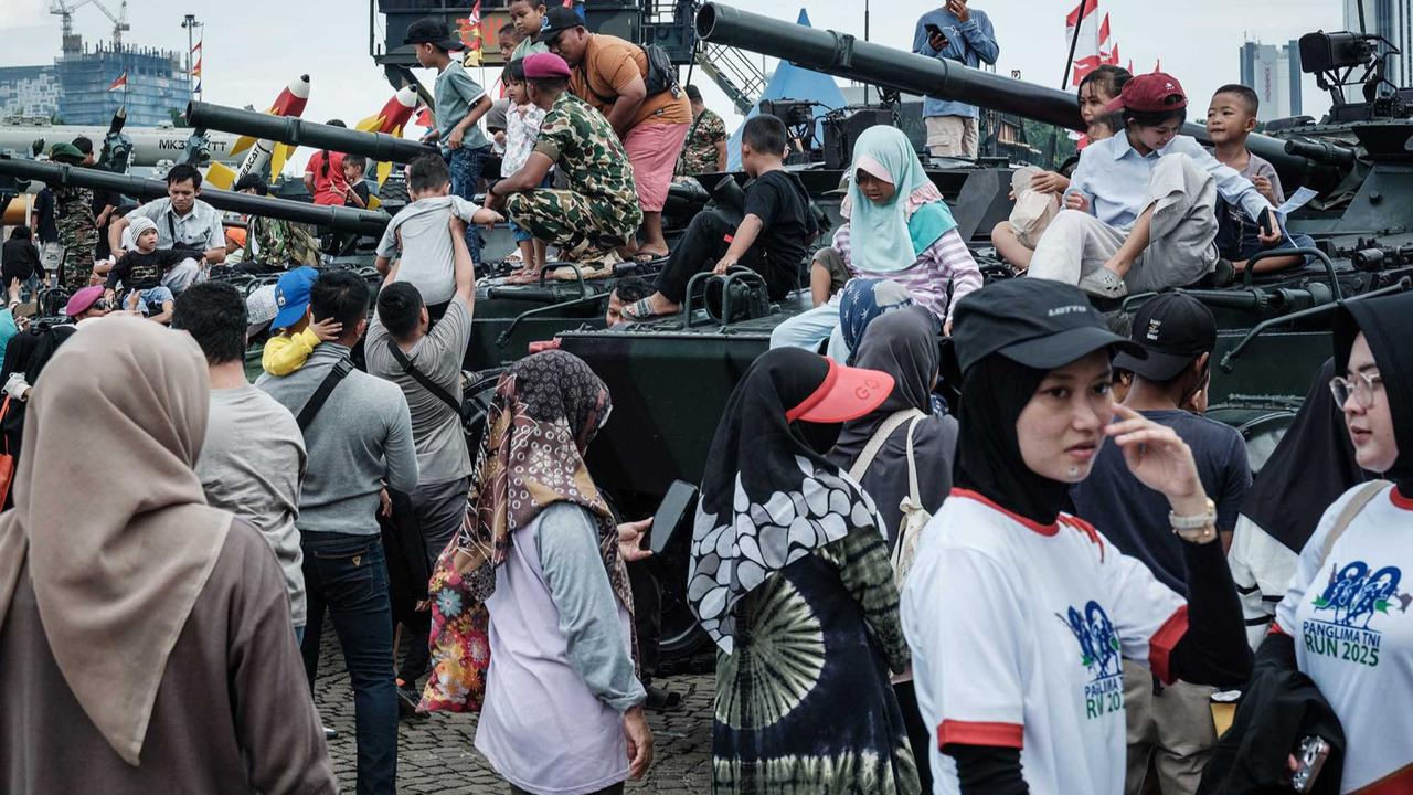 FOTO: Warga Serbu Hari Terakhir TNI Fair 2025 di Monas