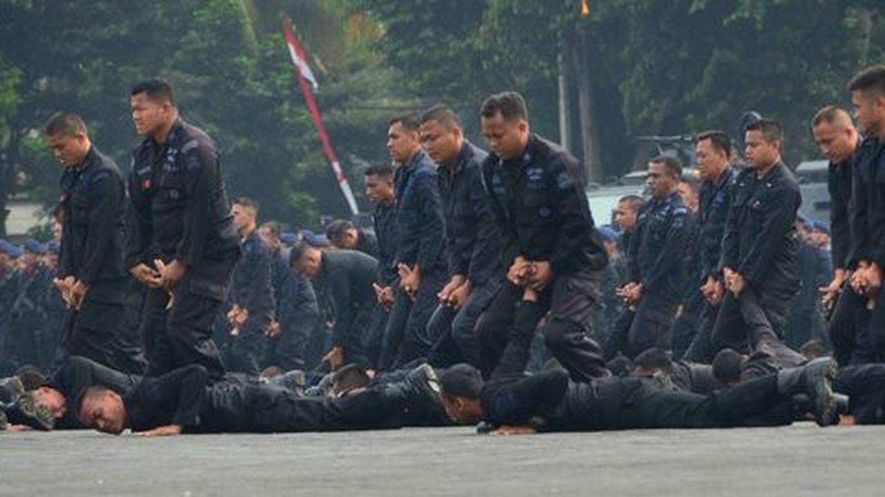 Pilih mana Brimob dilatih TNI di Rindam atau polisi Inggris?