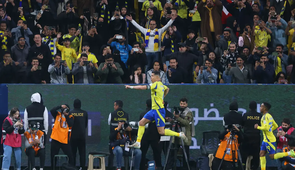 Gol terbarunya ini menjadikan Ronaldo satu-satunya pesepak bola dalam sejarah yang mencetak gol di 24 tahun kalender berturut-turut, makin menegaskan statusnya sebagai pencetak gol terbanyak sepanjang masa dalam olahraga ini. (AFP/Fayez Nureldine)