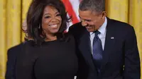 Oprah Dekat dengan Obama. Foto diambil pada 20 november 2013 kala Obama menganugerahkan Presidential Medal of Freedom di  East Room Gedung Putih (MANDEL NGAN / AFP)
