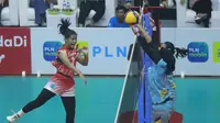 Spike Vera Mayola dari Jakarta Elektrik PLN coba diblok pemain Bandung bjb Tandamata pada pertandingan seri kedua putaran kedua PLN Mobile Proliga 2023 di GOR Ken Arok, Malang, Minggu, 12 Februari 2023. (foto: Proliga)