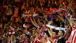 Fans Atletico Madrid terus meneriakkan yel-yel saat menyaksikan laga tim favoritnya di semifinal kedua Liga Champions, Stamford Bridge, London (1/5/02014). (REUTERS/Sergio Perez)