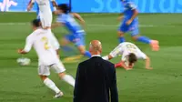 Pelatih Real Madrid Zinedine Zidane menyaksikan anak asuhnya menghadapi Getafe pada lanjutan La Liga di Estadio Alfredo di Stefano, Kamis (2/7/2020) atau Jumat dini hari WIB. (AFP/Gabriel Bouys)