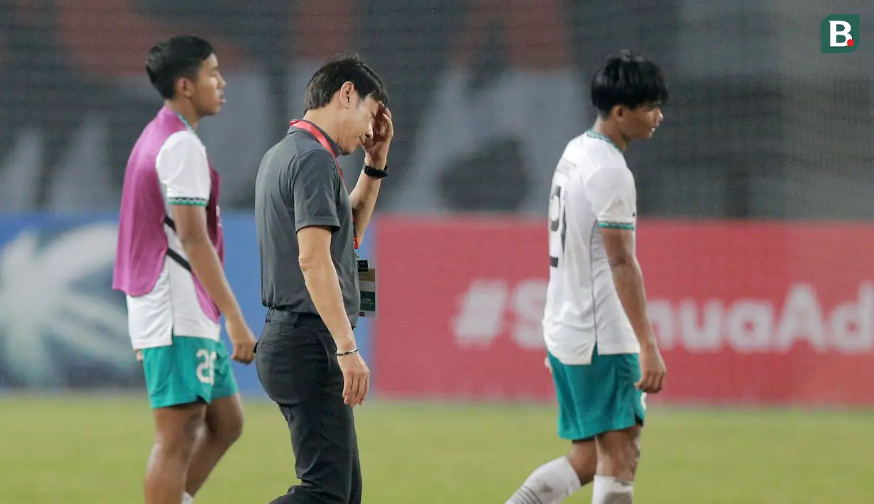 Bukan hanya pemain, bahkan Shin Tae-yong pun tidak dapat menutupi rasa kekecewaanya usai gagal membawa Garuda Nusantara ke babak semifinal Piala AFF U-19. (Bola.com/M Iqbal Ichsan)