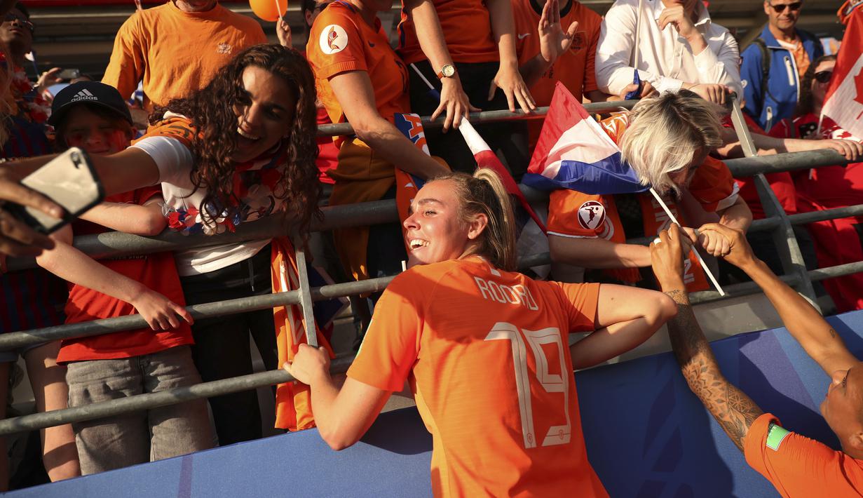 US actor the "Naked Cowboy" watches the 2019 Women's World Cup quarter-final football match between France and the United States on a big screen in Times Square in New York on June 28, 2019. (Photo by TIMOTHY A. CLARY / AFP)