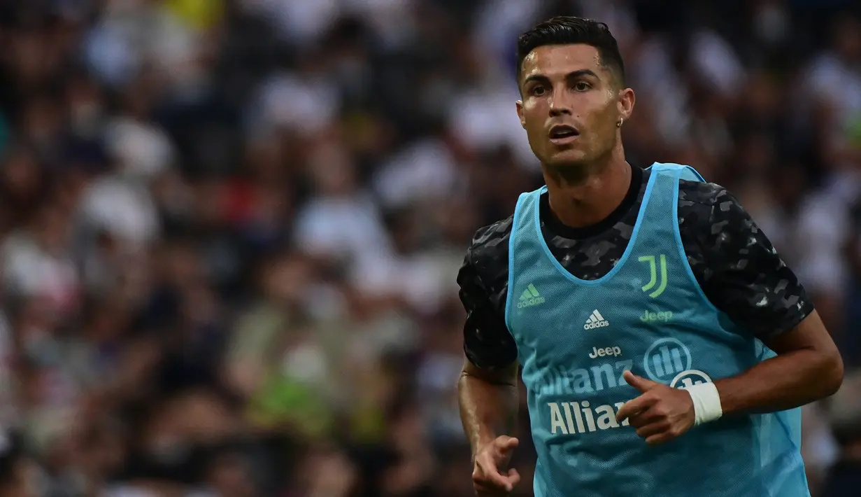 Bintang Juventus, Cristiano Ronaldo tidak menjadi starter dalam laga pembuka Liga Italia 2021/2022 melawan Udinese ini. (Foto: AFP/Miguel Medina)