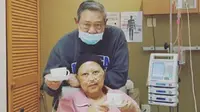 Susilo Bambang Yudhoyono setia menemani sang istri, Ani Yudhoyono yang tengah dirawat di rumah sakit di Singapura. (dok. Instagram @annisayudhoyono/https://www.instagram.com/p/BwCAy3gDGOV/Putu Elmira)