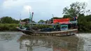 Kapal nelayan melintas di Dermaga Muara Angke, Jakarta, Selasa (19/2021). Memasuki musim pancaroba ditambah kencangnya angin, nelayan mengatakan hasil tangkapan ikan menjadi tidak menentu. (merdeka.com/Imam Buhori)