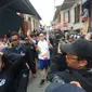 Niko Kwee, Ketua Astra Grup Palembang membawa obor Asian Games 2018 berkeliling Kampung Almunawar Palembang (Liputan6.com / Nefri Inge)