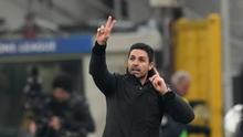 Manajer Arsenal, Mikel Arteta, memberi instruksi kepada para pemainnya saat pertandingan Liga Champions melawan Inter Milan  di Giuseppe Meazza, Italia, Rabu (21/1/2026). (AP Photo/Luca Bruno)