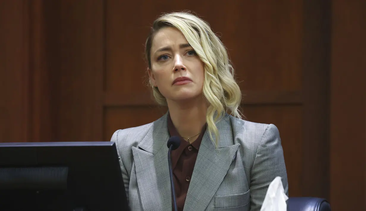 Amber Heard dalam persidangan di Virginia melawan Johnny Depp. (Michael Reynolds/Pool Photo via AP)