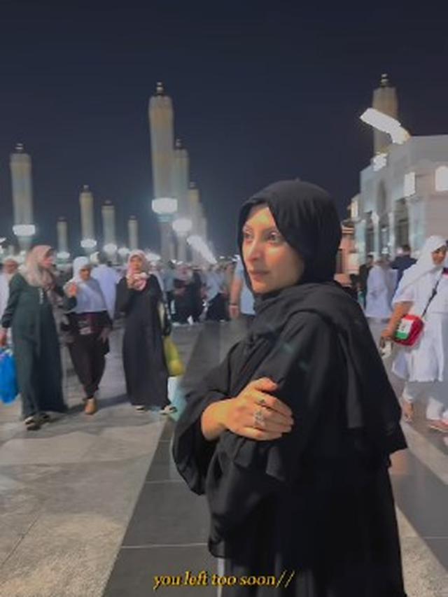 Tampilan Sarah Keihl Saat Ibadah Umroh Ini Banjir Pujian Warganet