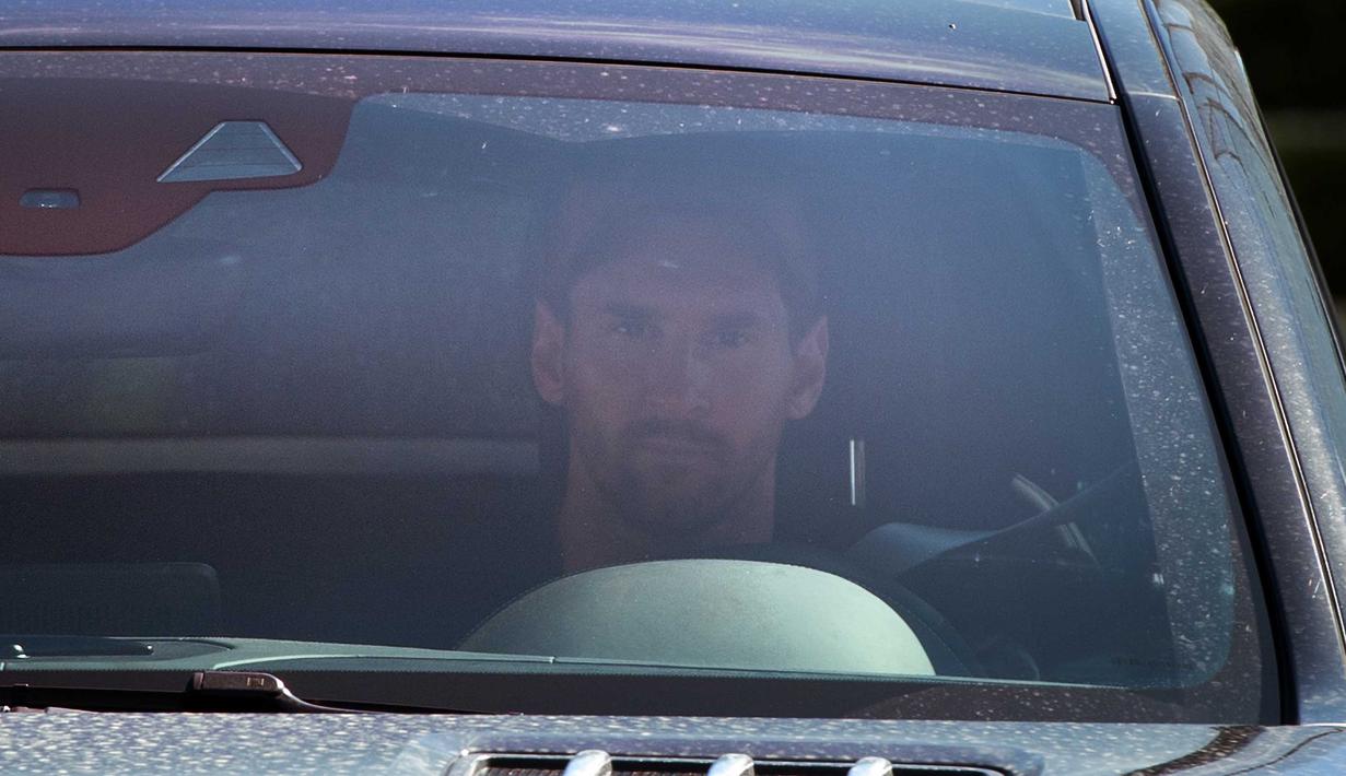 Striker Barcelona, Lionel Messi, dengan mengendarai mobil menuju lokasi latihan Barcelona, Senin (7/9/2020). Ini kali pertama Messi ikut berlatih sejak berusaha meninggalkan Barcelona namun gagal hengkang. (AFP/STR)