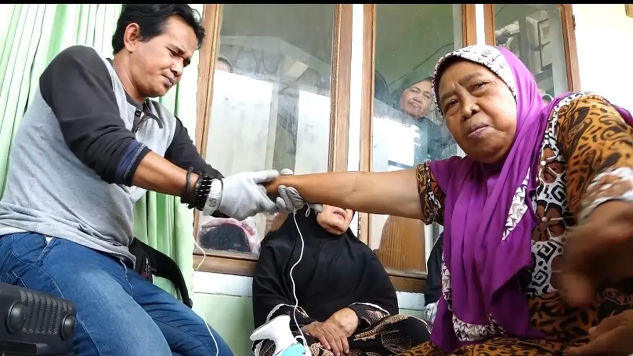 Sukarelawan Ganjar Muda Padjajaran (GMP) mengadakan pengobatan alternatif secara gratis untuk masyarakat di Kab. Cirebon, Jawa Barat (Jabar) (Istimewa)