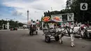 Kusir delman saat menunggu penumpang di depan gerbang masuk Monumen Nasional (Monas), Jakarta, Minggu (15/11/2020). Tutupnya Monas juga berdampak sepinya pendapatan bagi para pedagang souvenir dan jasa delman. (merdeka.com/Iqbal S Nugroho)