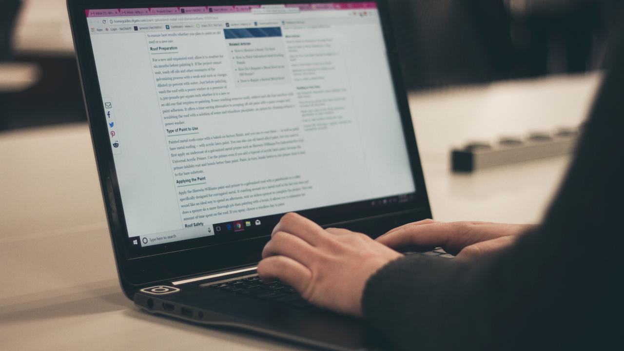 Ilustrasi membuat, mengetik, menulis makalah