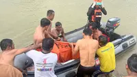 Proses evakuasi dua korban hanyut di Pringsewu, Lampung. (Liputan6.com/Istimewa).