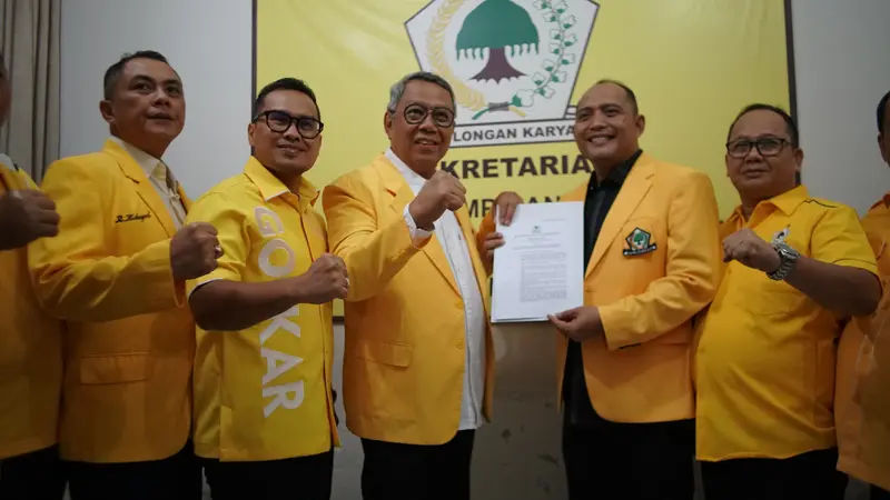 Partai Golkar beri surat rekomendasi pada Benyamin Davnie-Pilar Saga Ichsan untuk maju Pilkada Tangsel. (Pramita).