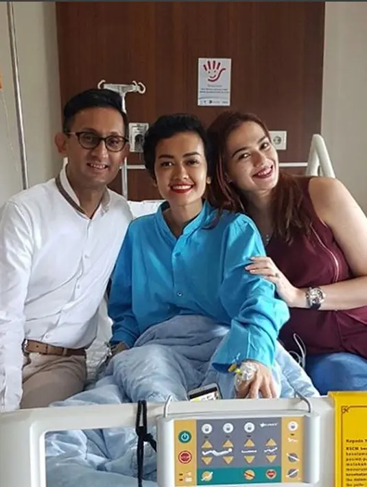 Sanjay Mulani, casting director dari rumah produksi MD Entertainment bersama dengan Cathrine Wilson memberikan semangat pada Jupe. "Keep the spirit n get well soon my dear.. We all love u.." tulis dalam Instagramnya. (Instagram/juliaperrezz)