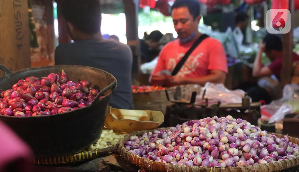 Aktivitas pedagang di pasar Senen, Jakarta, Jumat (23/12/2022). Penjabat (Pj) Gubernur DKI Jakarta, Heru Budi Hartono menjelaskan, menghadapi Natal 2022 dan Tahun Baru 2023, Pemprov DKI Jakarta terus meningkatkan sinergi untuk menjaga ketahanan pangan. Dia pun memastikan bahwa pasokan kebutuhan pangan yang berkualitas untuk masyarakat Jakarta dalam kondisi stabil, serta harga pangan tetap terjaga dan terjangkau oleh masyarakat Jakarta. (Liputan6.com/Angga Yuniar)