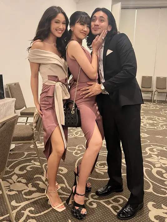 Kembali tampil jadi orang ketiga, kali ini Lucinta Luna berpose bersama Giorgino Abraham dan Yasmin Napper. Tak tanggung-tanggung, Lucinta berada di tengah keduanya, menempel mesra pada Giorgino. Foto: Instagram.