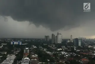 Pemandangan saat awan mendung menyelimuti langit Jakarta, Kamis (1/2). BMKG juga meminta warga mengantisipasi potensi angin berkecepatan tinggi. (Liputan6.com/Immanuel Antonius)