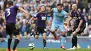 Aksi striker City, Sergio Aguero melewwati hadangan pemain-pemain West Ham United