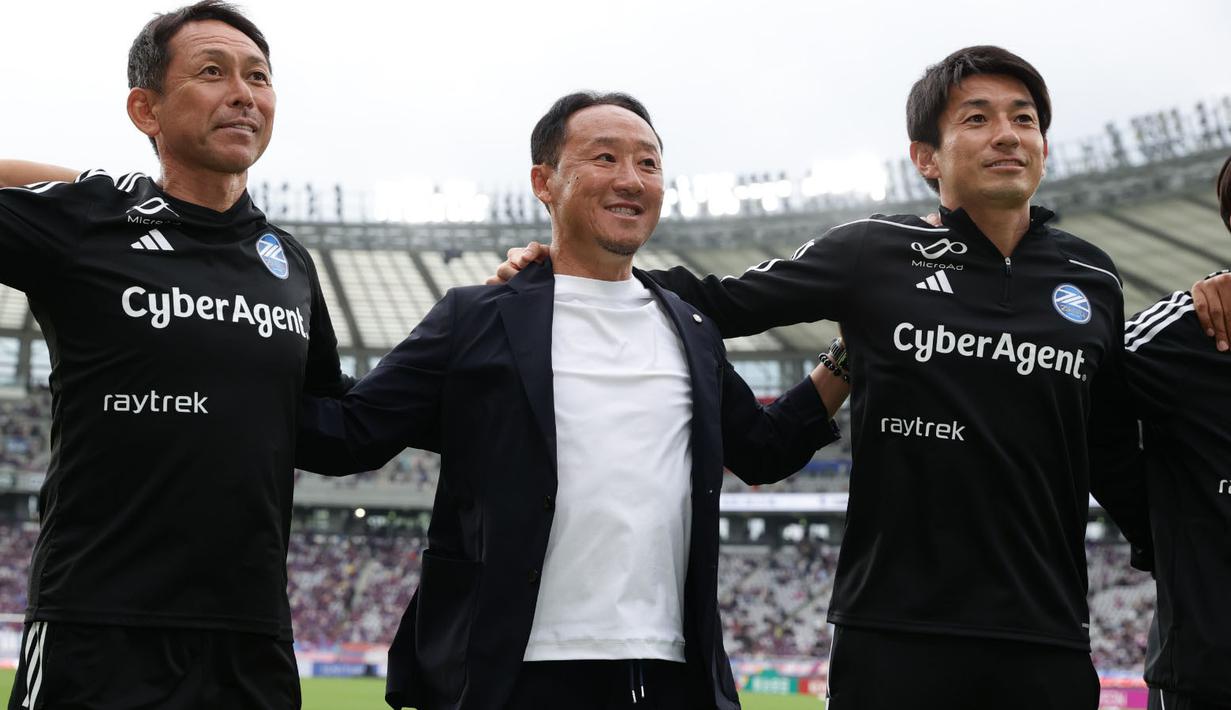 Klub promosi J1 League musim ini, Machida Zelvia beruntung memiliki sosok pelatih seperti Go Kuroda. Pelatih berusia 53 tahun itu sukses membawa Machida Zelvia langsung promosi ke J1 League 2024 dengan status juara J2 League 2023 pada musim pertamanya. Lantas seperti apa latar belakang Go Kuroda hingga mampu tampil perkasa bersama Machida Zelvia? Simak uraiannya berikut ini. (J.LEAGUE)