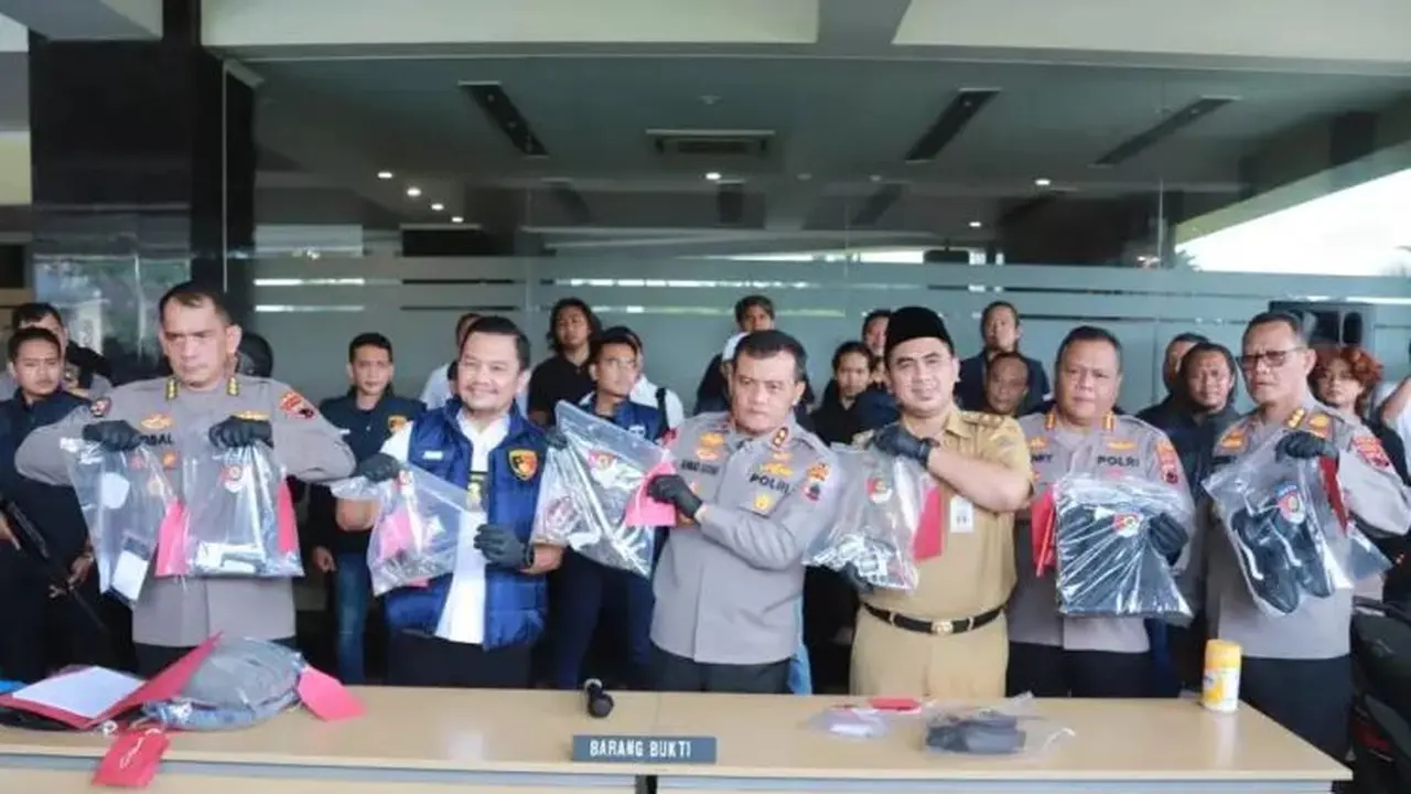 Polisi berhasil menangkap tiga pelaku perampokan toko sekaligus agen bank BUMN di Cilacap. (Foto: Polda Jateng/Liputan6.com)
